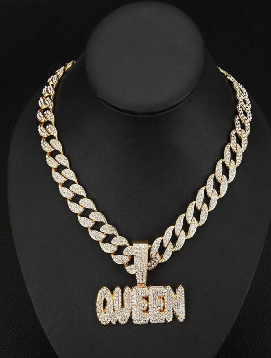 his queen necklace